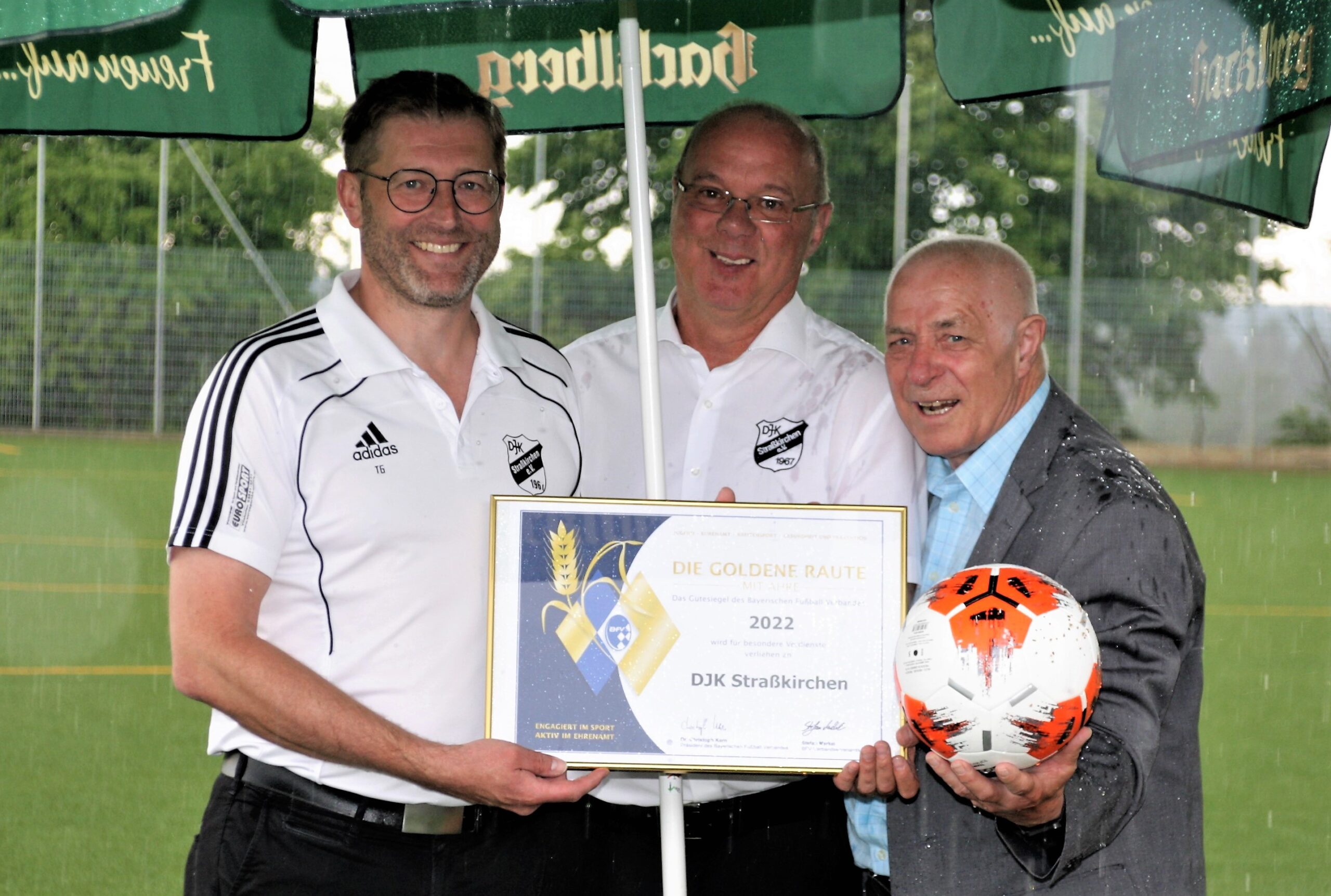 Sportverein DJK Straßkirchen bekam Goldene Raute mit Ähre – Ehrung für vielfältig herausragende Leistungen