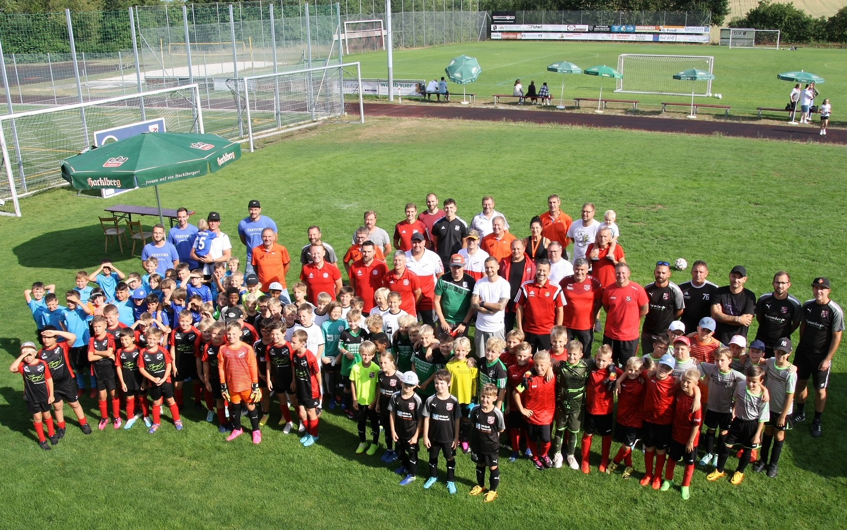 Ein Fest der Jugend mit 20 Mannschaften – Förderer des DJK Sportvereins aktiv – 500 Euro für Nico